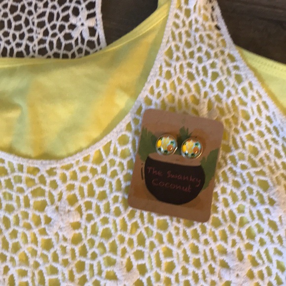 💕🏝Bundle! Shorts, two tanks and earrings! 😍 - Picture 2 of 8